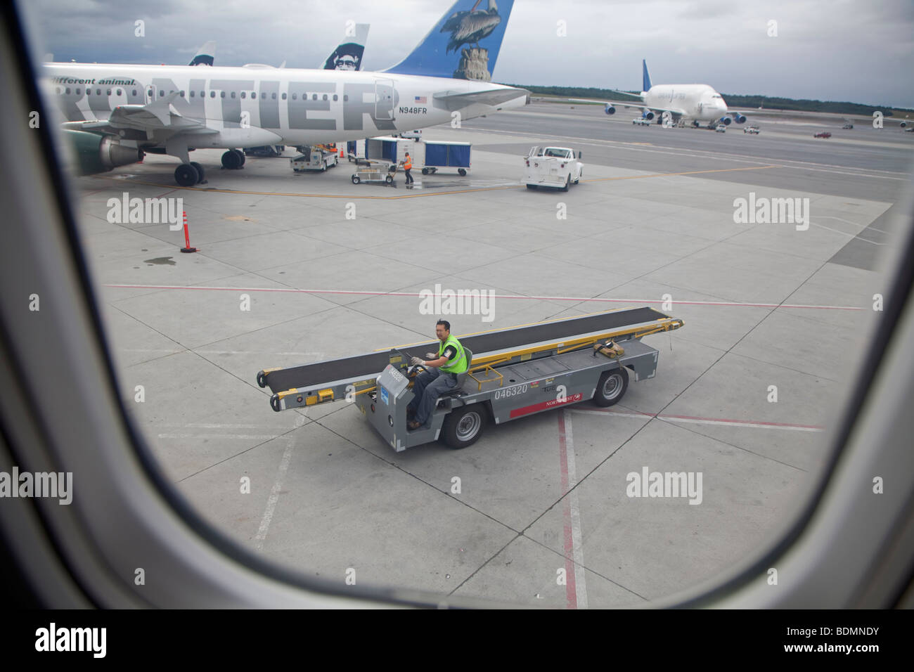 Ein Arbeitnehmer fährt ein Gepäck-Förderband am Anchorage International Airport Stockfoto