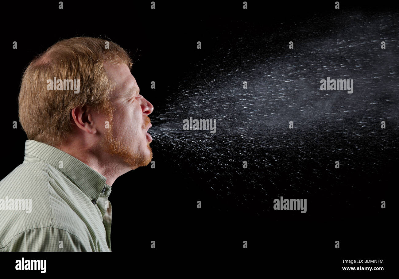 Mann, Niesen, zeigt das Spray von Schleim und Speichel, die potenziell  ansteckend ist Stockfotografie - Alamy