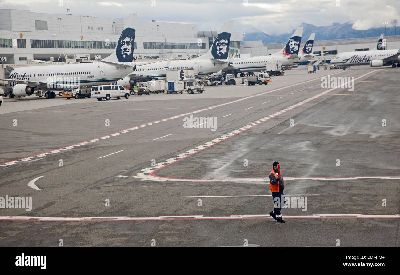 Anchorage, Alaska - eine Arbeitskraft führt ein Flugzeug verlassen den Flughafen Anchorage. Stockfoto