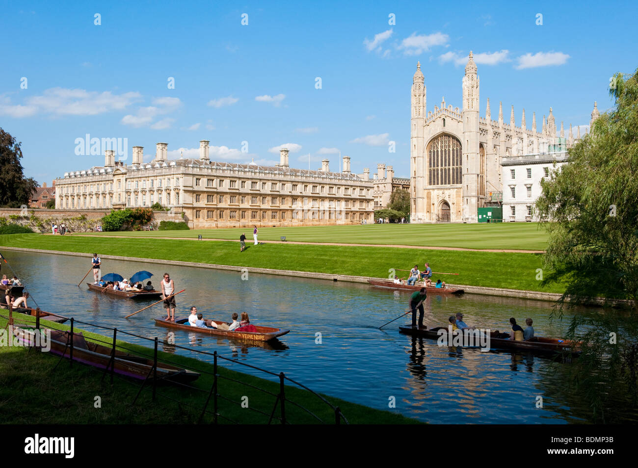 Punting auf dem Fluss Cam, Cambridge, Großbritannien Stockfoto