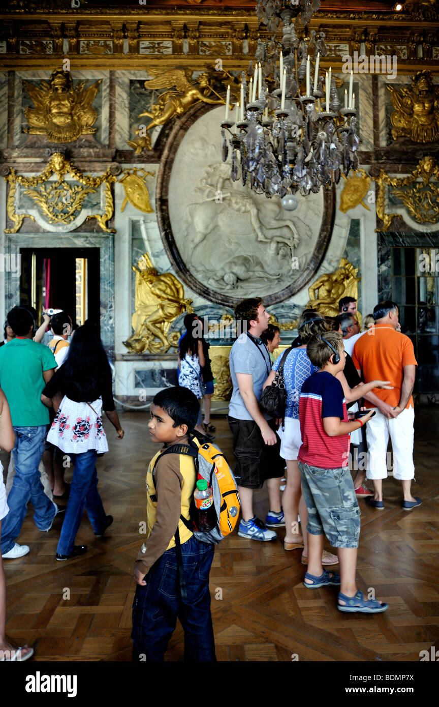 Versailles- Touristenfamilien Besuch aussehendes französisches Denkmal, 'Chateau de Versailles', mit Kindern, Schloss Versailles Frankreich, Kunstmuseum mit Kindern, Stockfoto