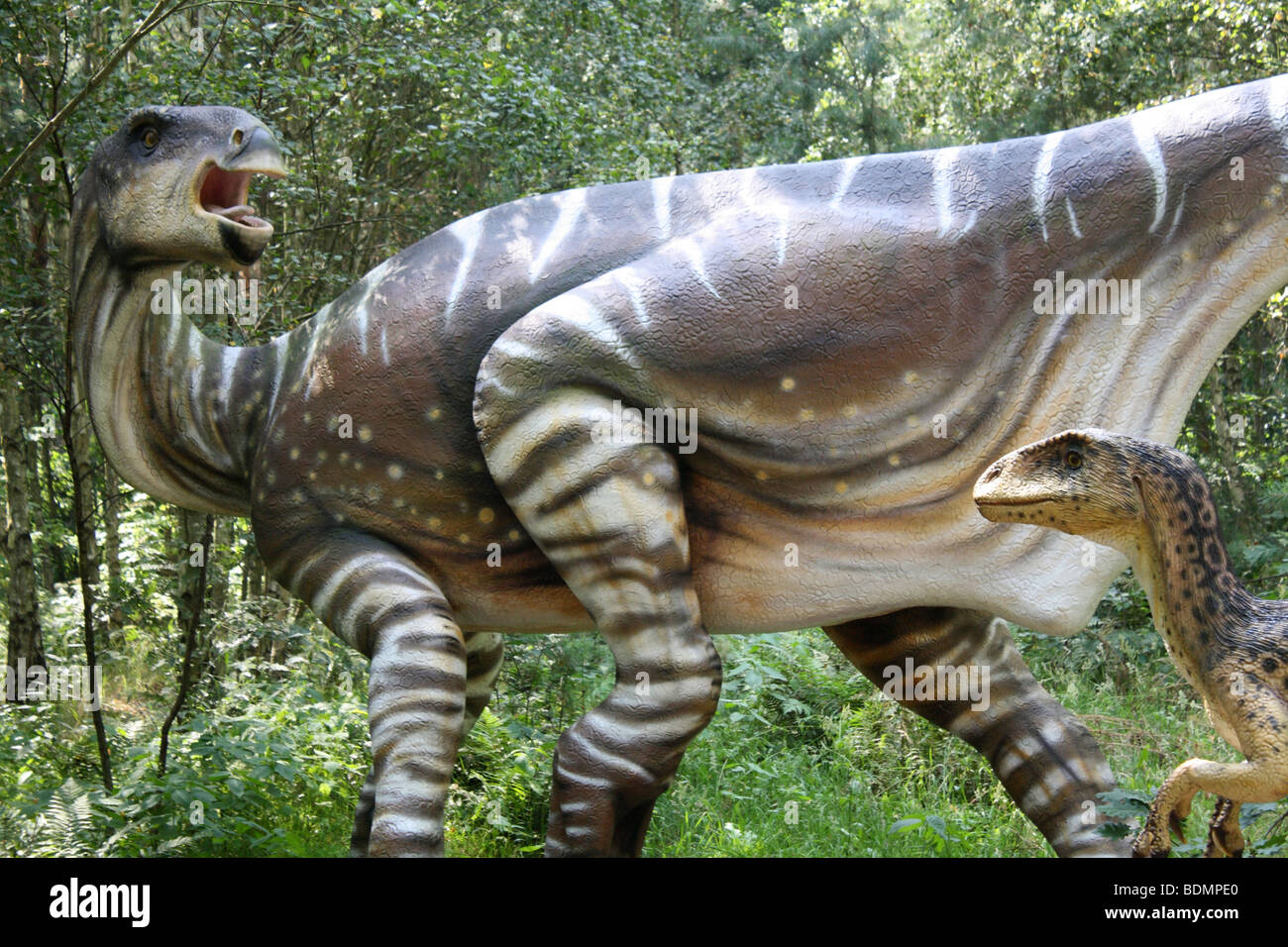 Deinonychus, Mutter mit Baby, echte Größe Modell. 2009 Stockfoto