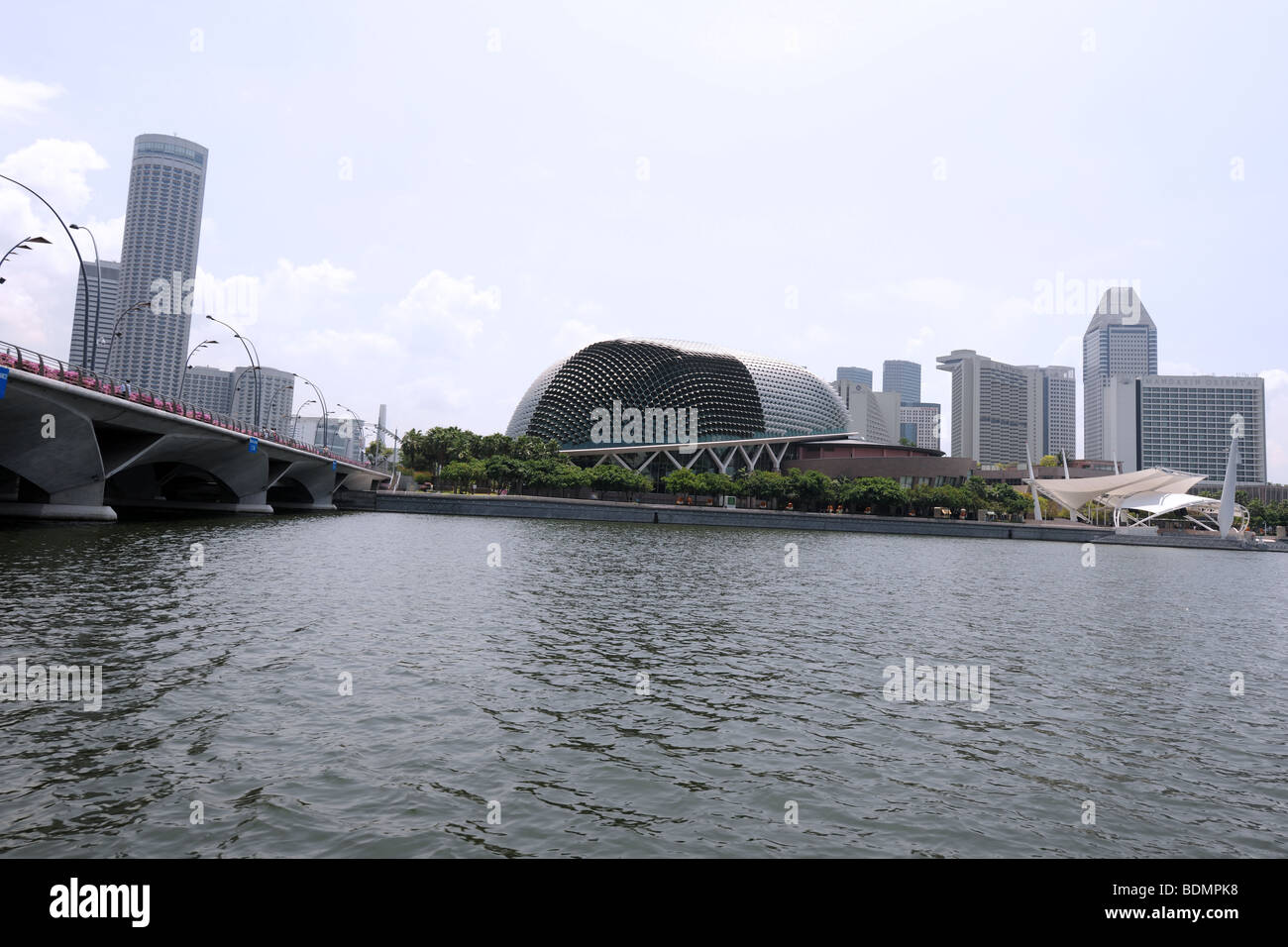 Esplanade Theater an der Bucht & Skyline darunter Mandarin Oriental und Pan Pacific Hotel & Raffles City, Marina Bay, Singapur Stockfoto