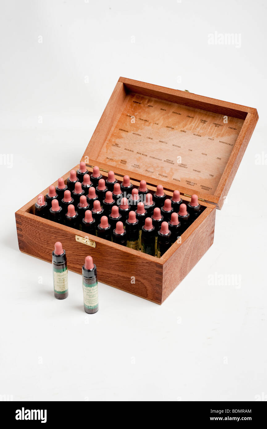 Eine Kiste mit Flaschen von Bachblüten Stockfoto