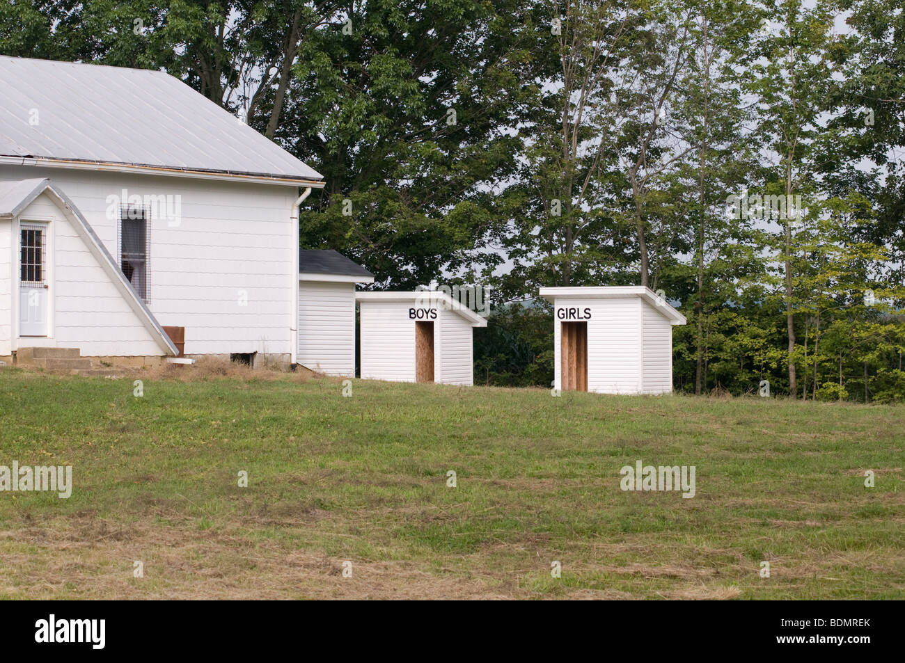 Amische Schule und Toilette draußen Ohio Stockfoto