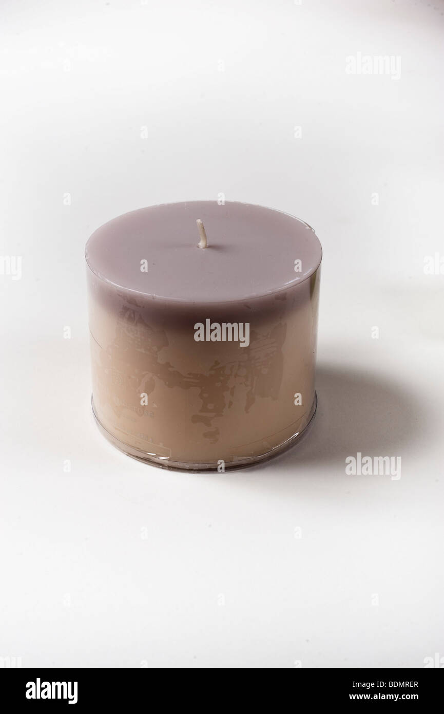 Ausschnitt aus einem aromatischen Kerze auf weißem Hintergrund die Kerze wird während einer Massage verwendet, um den Patienten zu entspannen Stockfoto