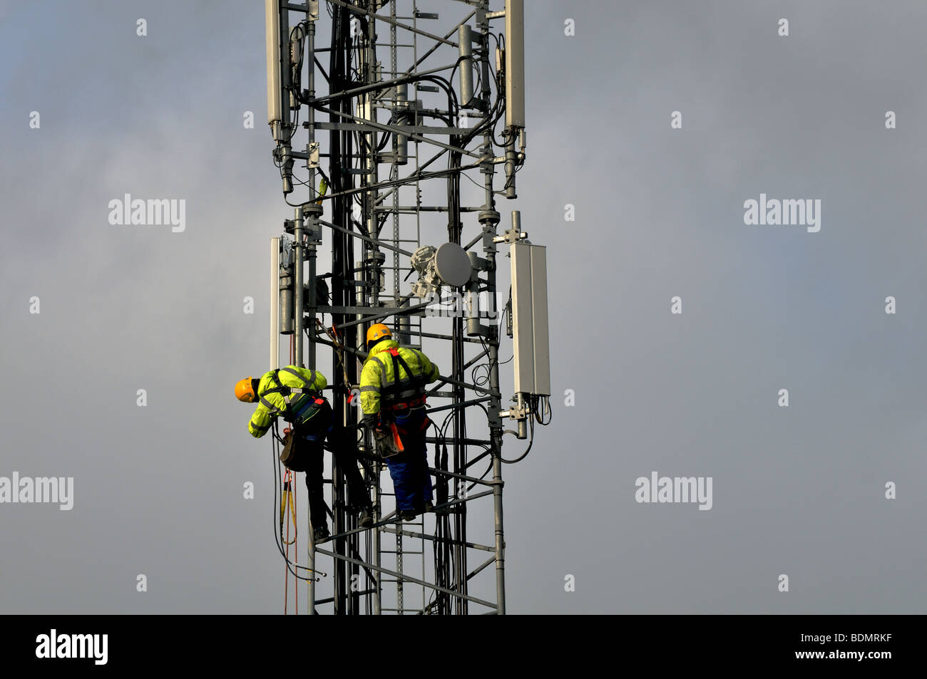 Zwei Männer arbeiten an einer Handy-Netz Antenne in Dublin Irland. Stockfoto