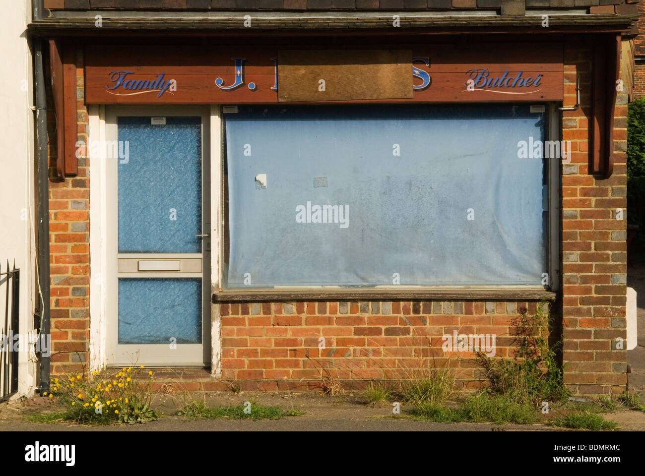 Rezession 2000er Jahre Großbritannien, lokale Geschäfte geschlossen Ockley Dorf Surrey England 2009.HOMER SYKES Stockfoto