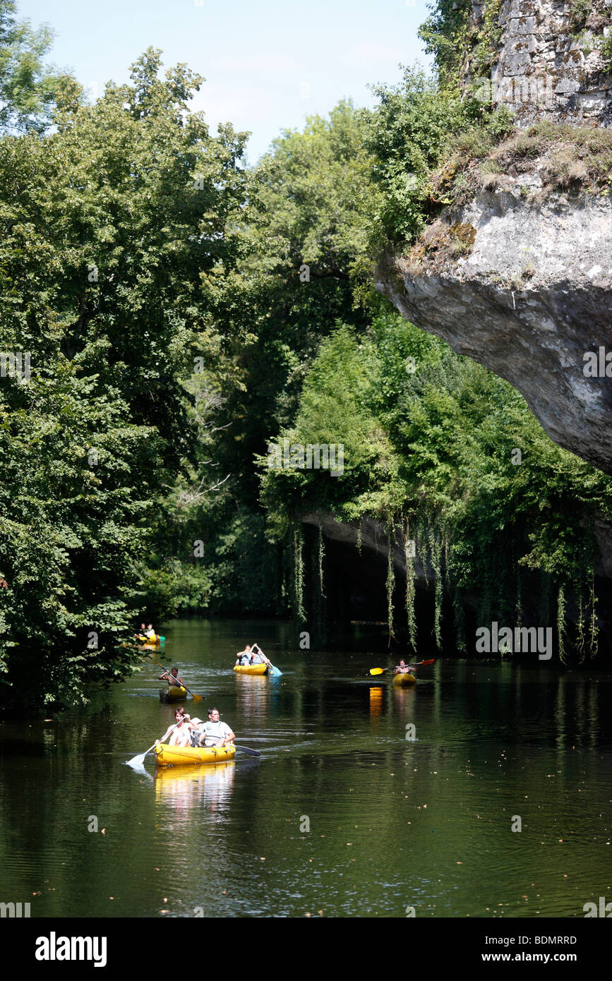 Kanufahren auf dem Fluss Dronne in Bourdeilles in der Nähe von Perigueux in der Drodogne Region von Frankreich Stockfoto