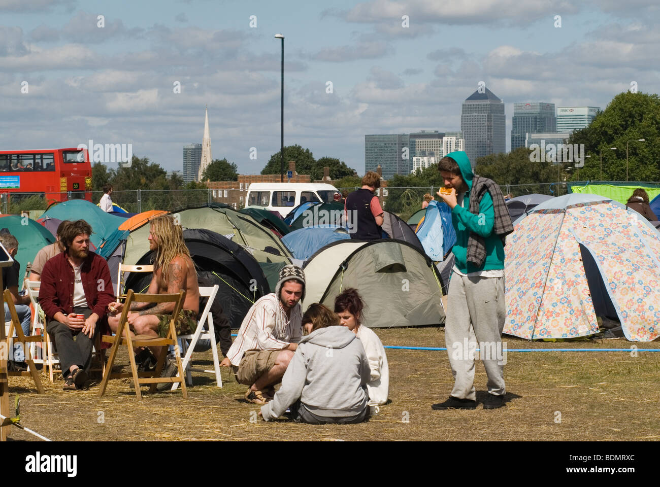 Camp for Climate Action UK 2000s 2009 Blackheath Common South London. Canary Wharf docklands im Hintergrund. Leute hängen ab. HOMER SYKES Stockfoto