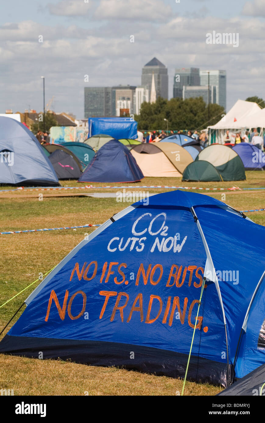 Klimaaktivisten, CO2-Einsparungen jetzt, keine wenn, keine Buts, kein Handel. Camp for Climate Action UK 2000s 2009 Canary Wharf docklands im Hintergrund. HOMER SYKES Stockfoto