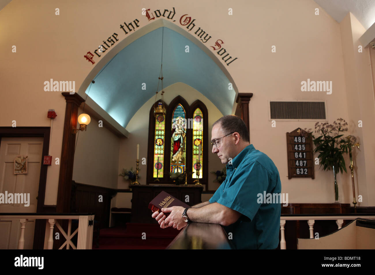 Gay Parishioner Anbetung in St. Johns Episcopal Church-Wilmot, ein all-inclusive-LGBT-Friendly-Kirche in New York. KAndriotis Stockfoto