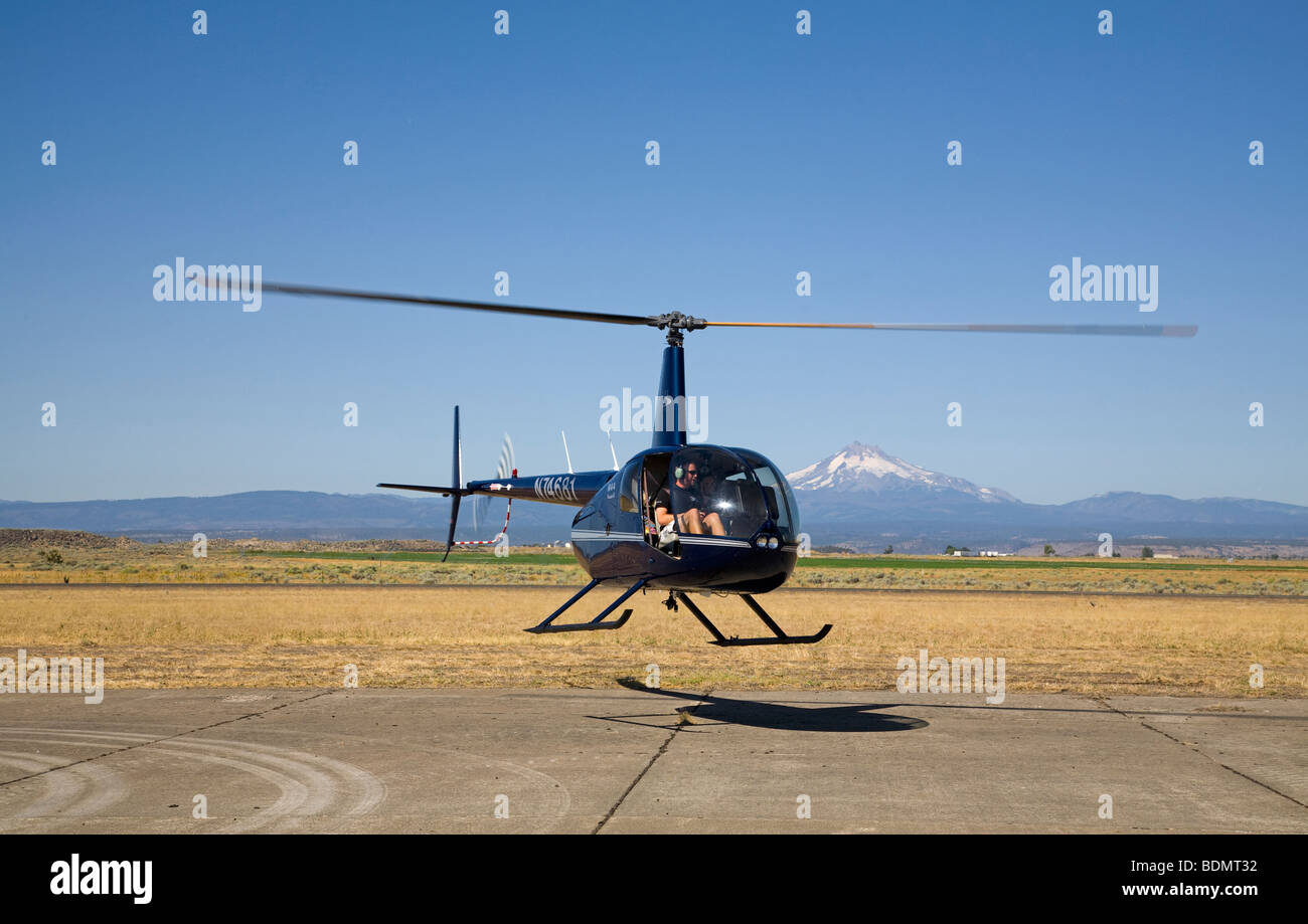 Ein Robinson R44 kleine Helikopter mit Passagieren bei einer Flugschau in Madras, Oregon Stockfoto