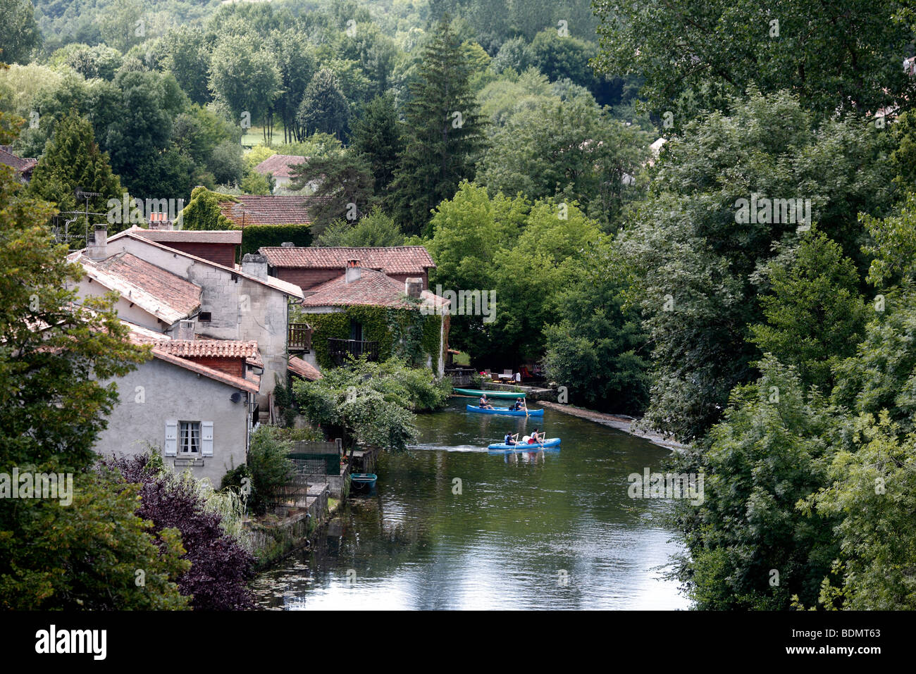 Kanufahren auf dem Fluss Dronne in Bourdeilles in der Nähe von Perigueux in der Drodogne Region von Frankreich Stockfoto