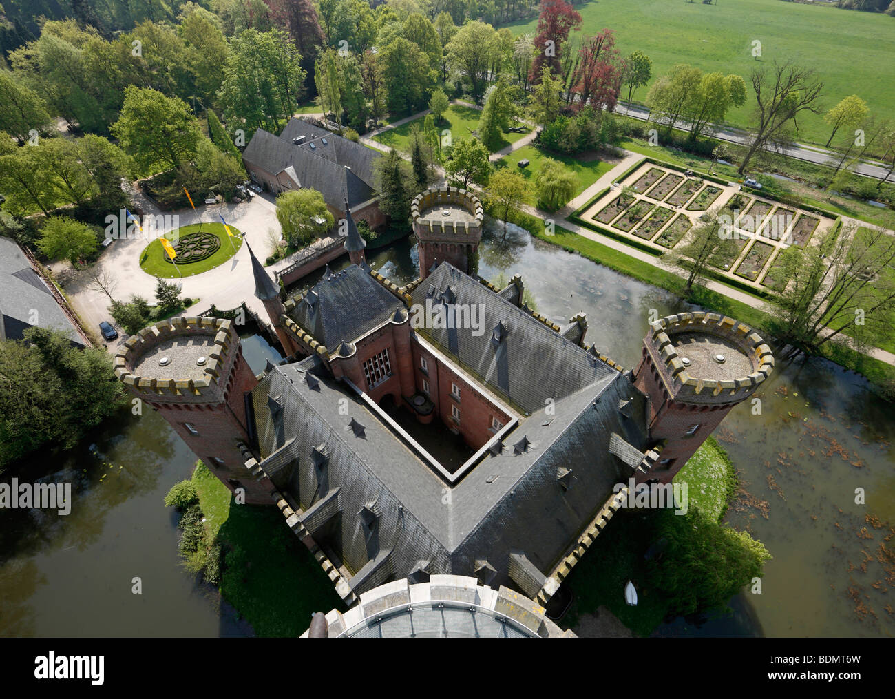 Moyland, Schloßpark Im Frühling, Blick Vom Wiedererrichteten Nordturm Auf Das Schloß Und Die Landschaft Stockfoto