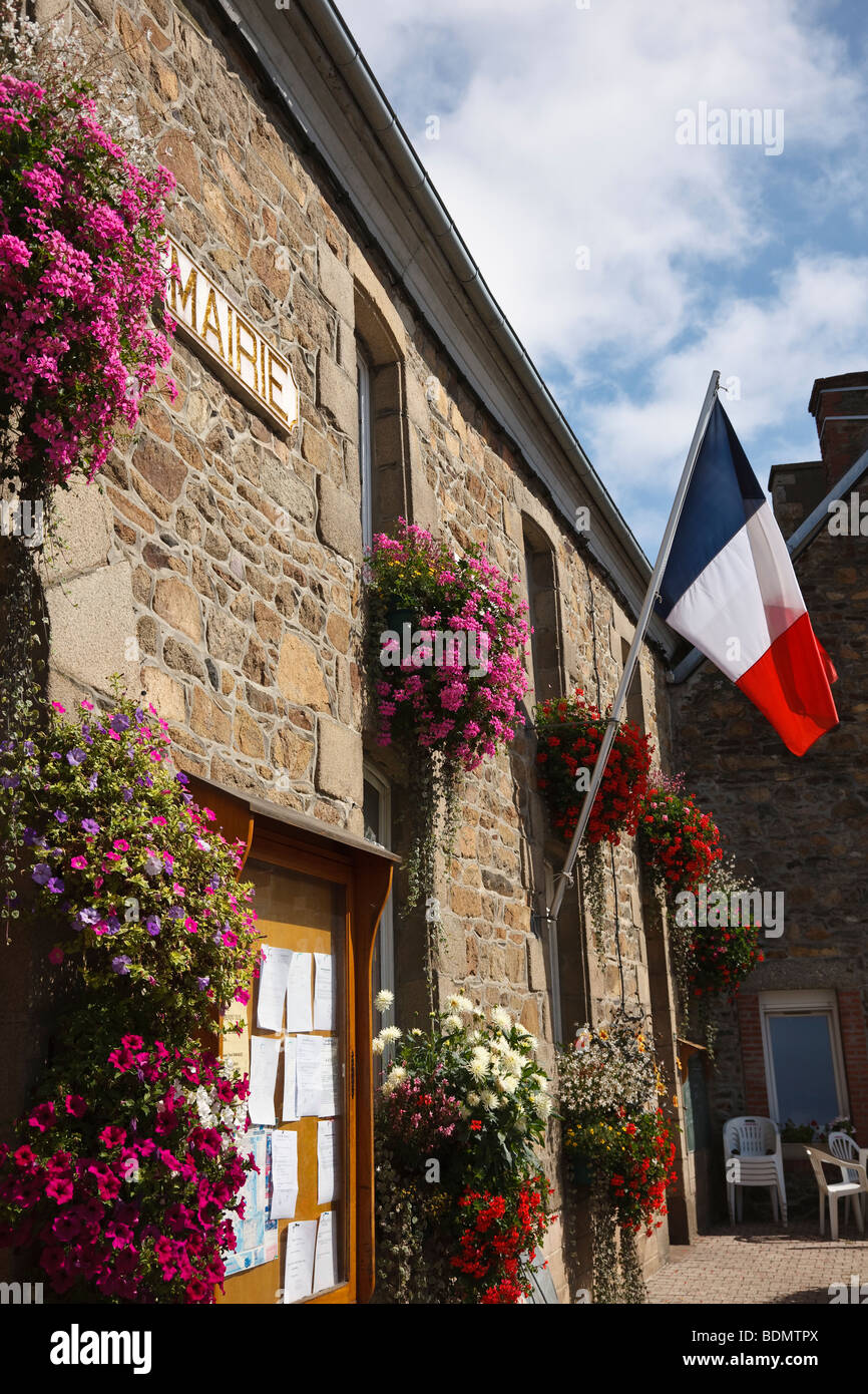 Französische Flagge und hängenden Körben auf der Mairie (Rathaus) an Lézardrieux, Bretagne, Frankreich Stockfoto