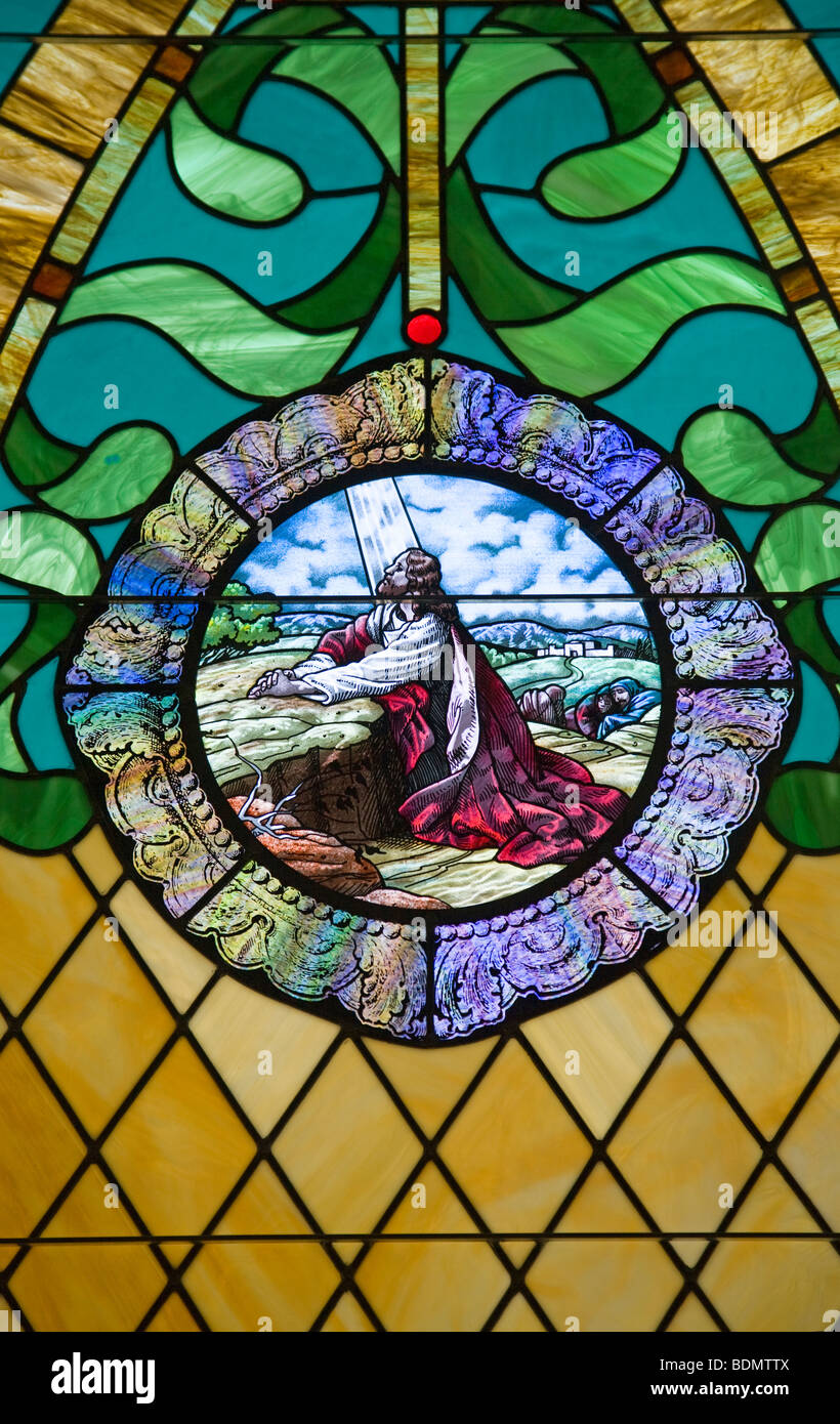 Ein Glasfenster zeigt Jesus Christus beten vor Gott im Halfway, Oregon. Stockfoto