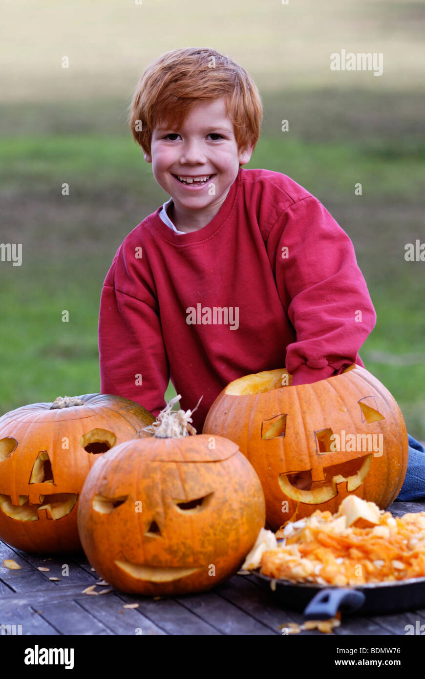 Junge Jack-o-Laterne aus einem Kürbis für Halloween schnitzen Stockfoto