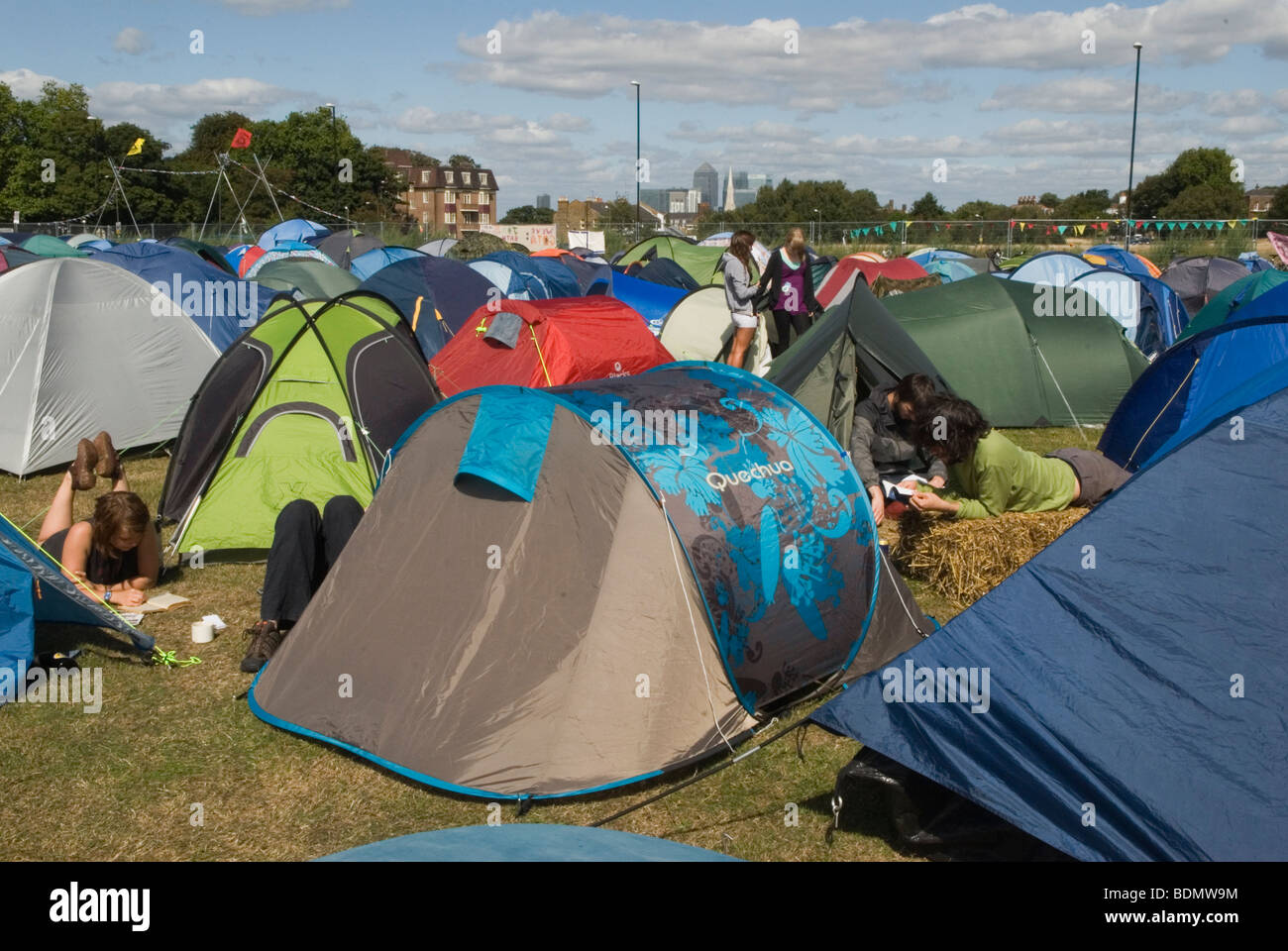 Camp for Climate Action UK 2000s 2009 Blackheath Common South London. Canary Wharf docklands im Hintergrund. Camper und ihre Zelte. HOMER SYKES Stockfoto