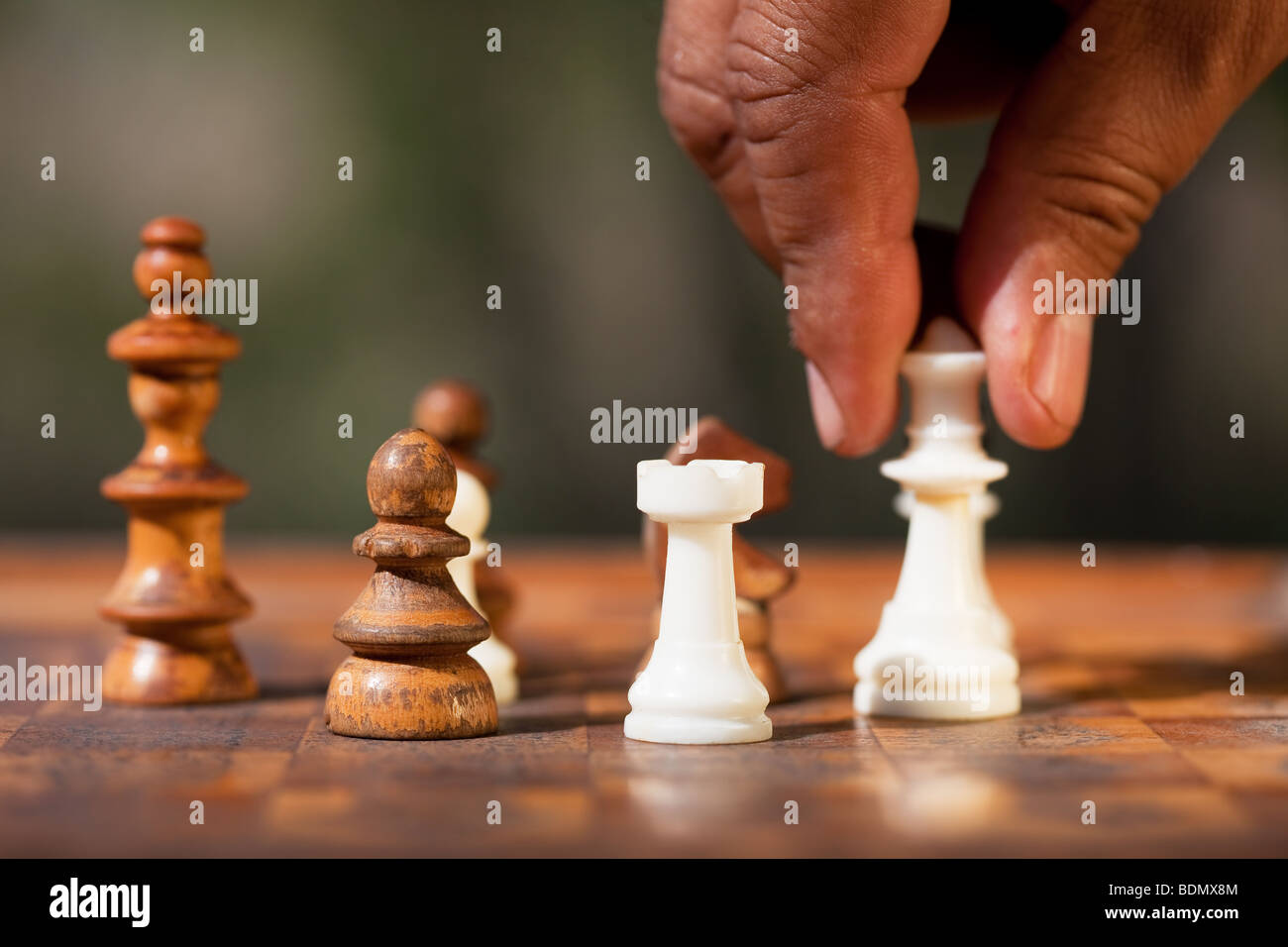 Hand des Mannes er einen Zug auf dem Schachbrett Stockfoto