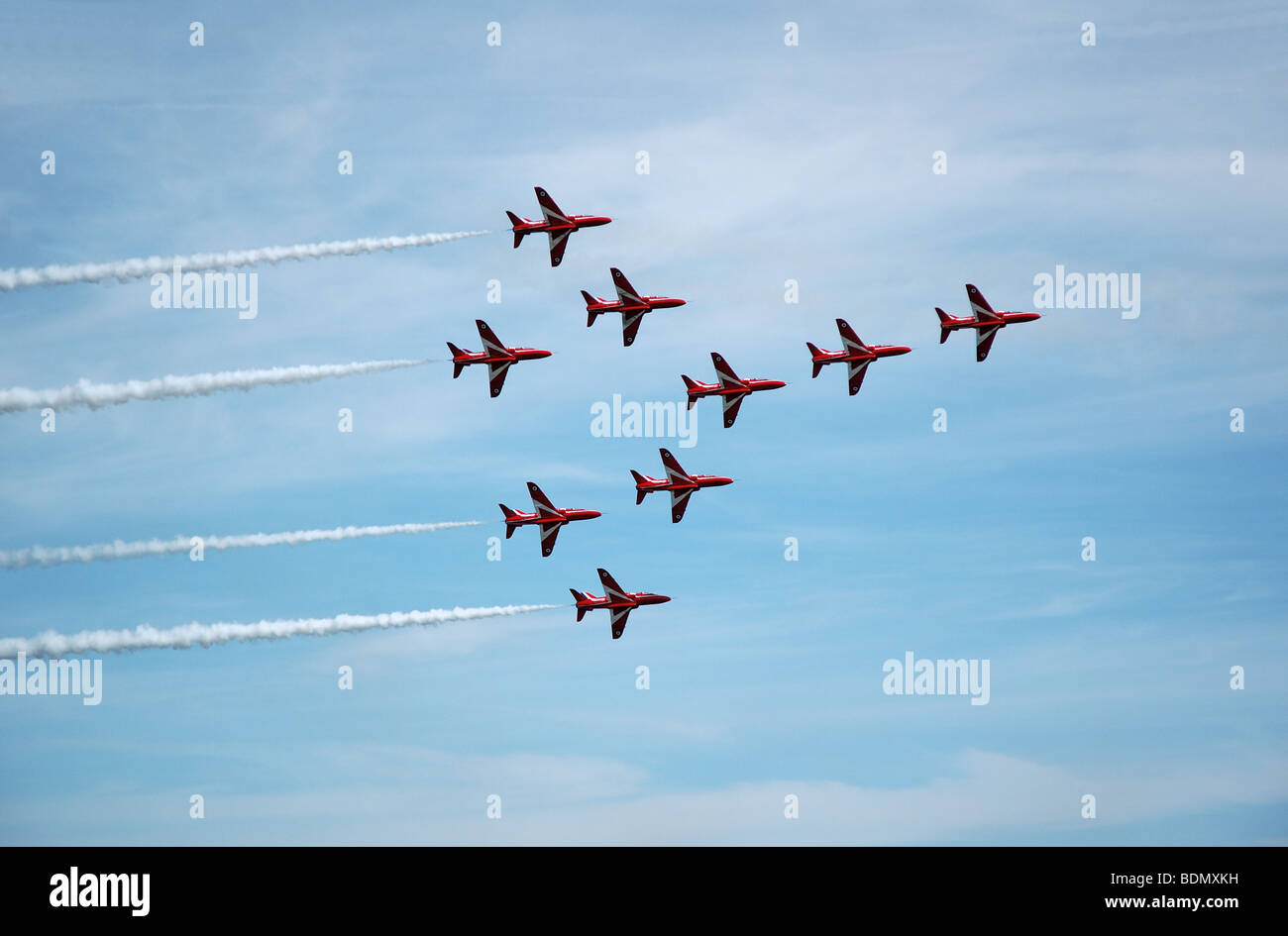 Red Arrows fliegen ihre Concorde-Formation während ihrer Anzeige bei Cromer Karneval 2009 Stockfoto