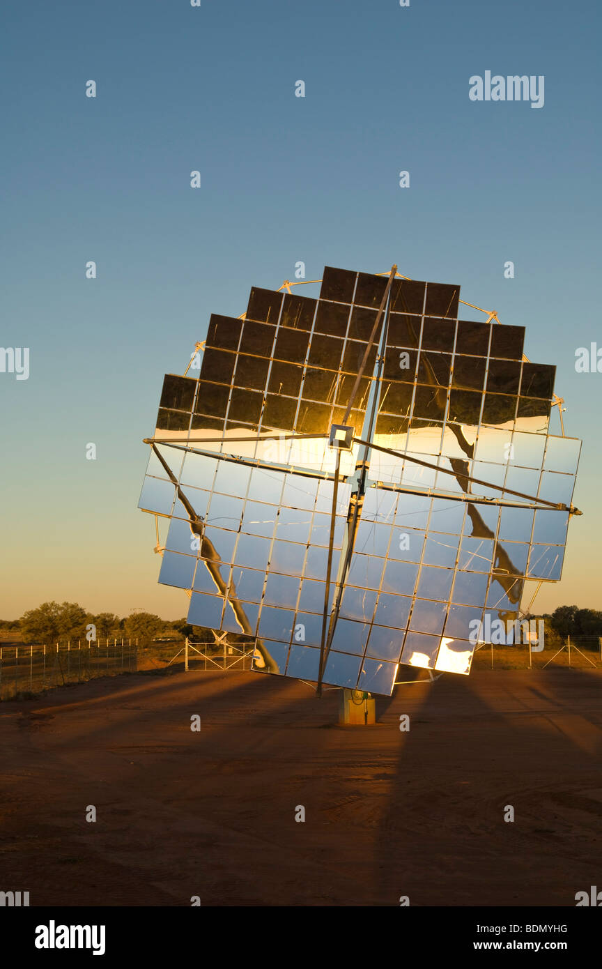 Riesiger Spiegel Array verwendet für solare Stromerzeugung bei Windorah, Queensland, Australien Stockfoto