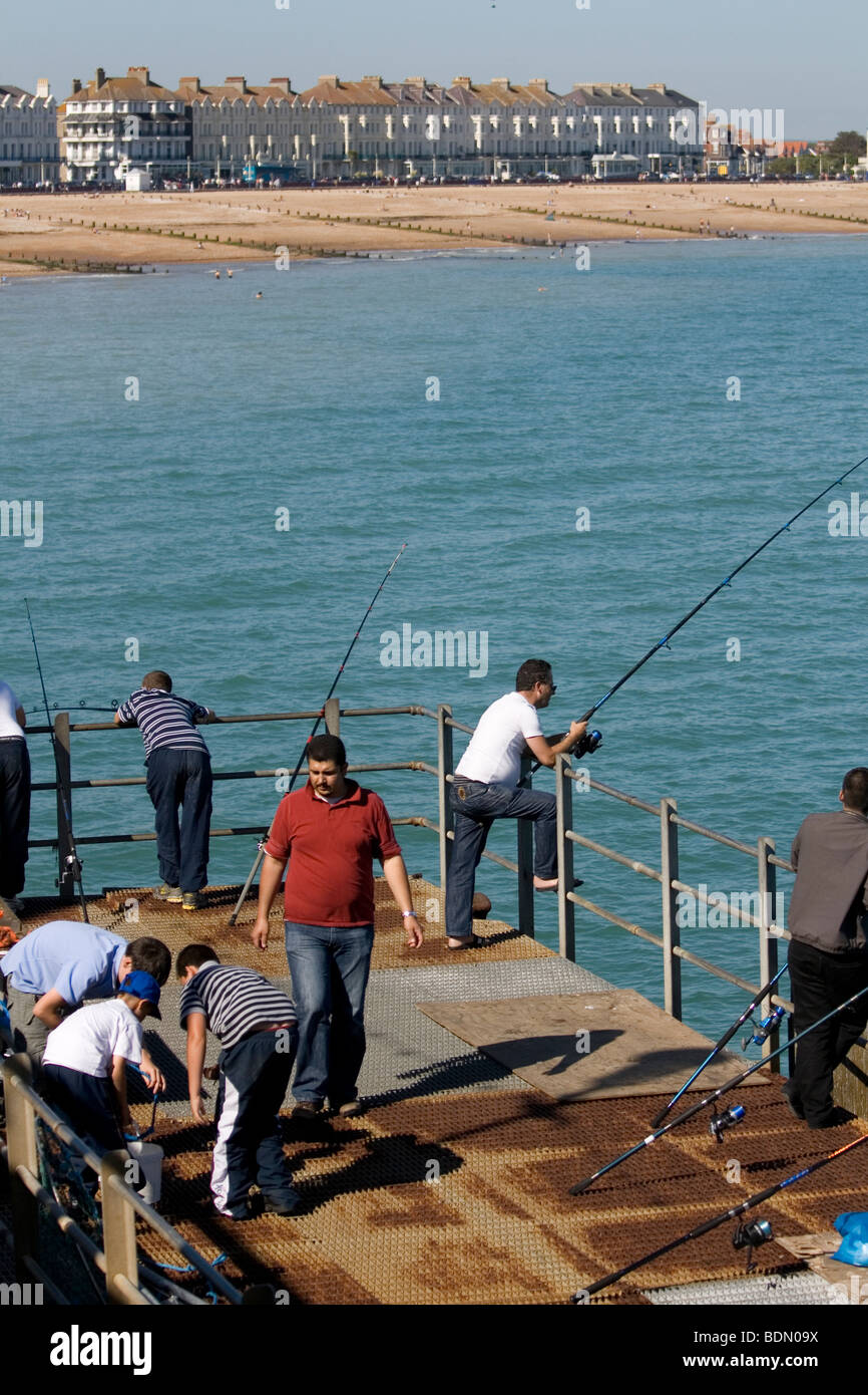 Meeresangeln an der Pier in Eastbourne, England. Stockfoto