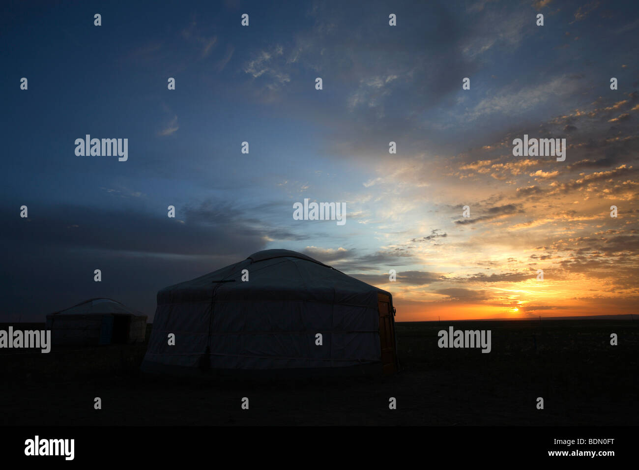 Traditionelle Ger bei Sonnenuntergang, Mongolei Stockfoto