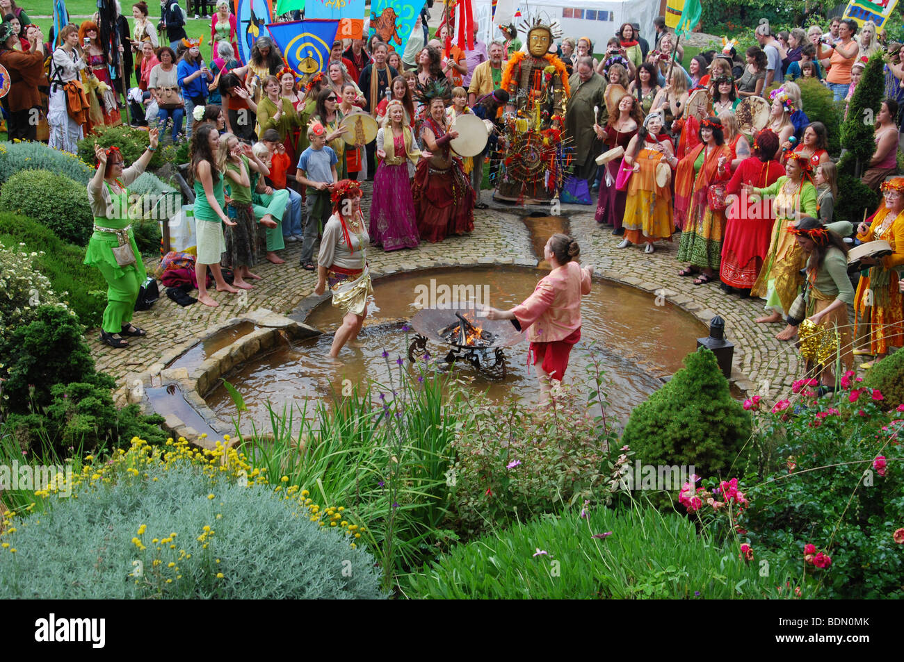 Zeremonie im Chalice Well während der 2009 Göttin Konferenz Glastonbury Somerset England Stockfoto