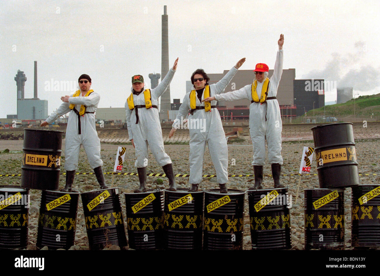 Irische Rockband U2 verbindet Greenpeace-Protest gegen das neue THORP Kernkraftwerk durch 1992 eröffnet. Stockfoto