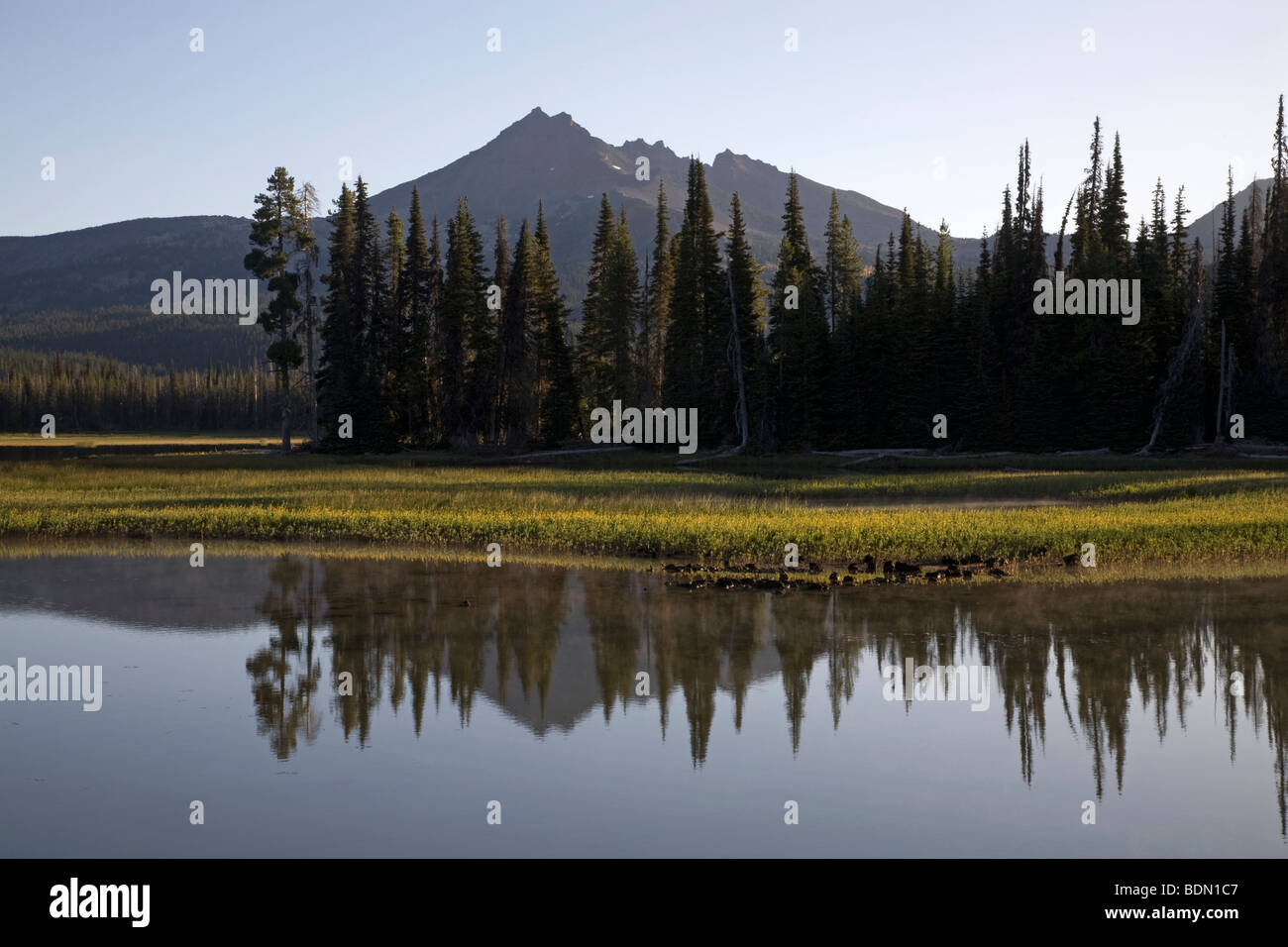 Kaputte Top Spitze und Sparks Lake in Oregon Cascade Mountains entlang der Cascade-Seen-Autobahn in der Nähe von Bend, Oregon Stockfoto