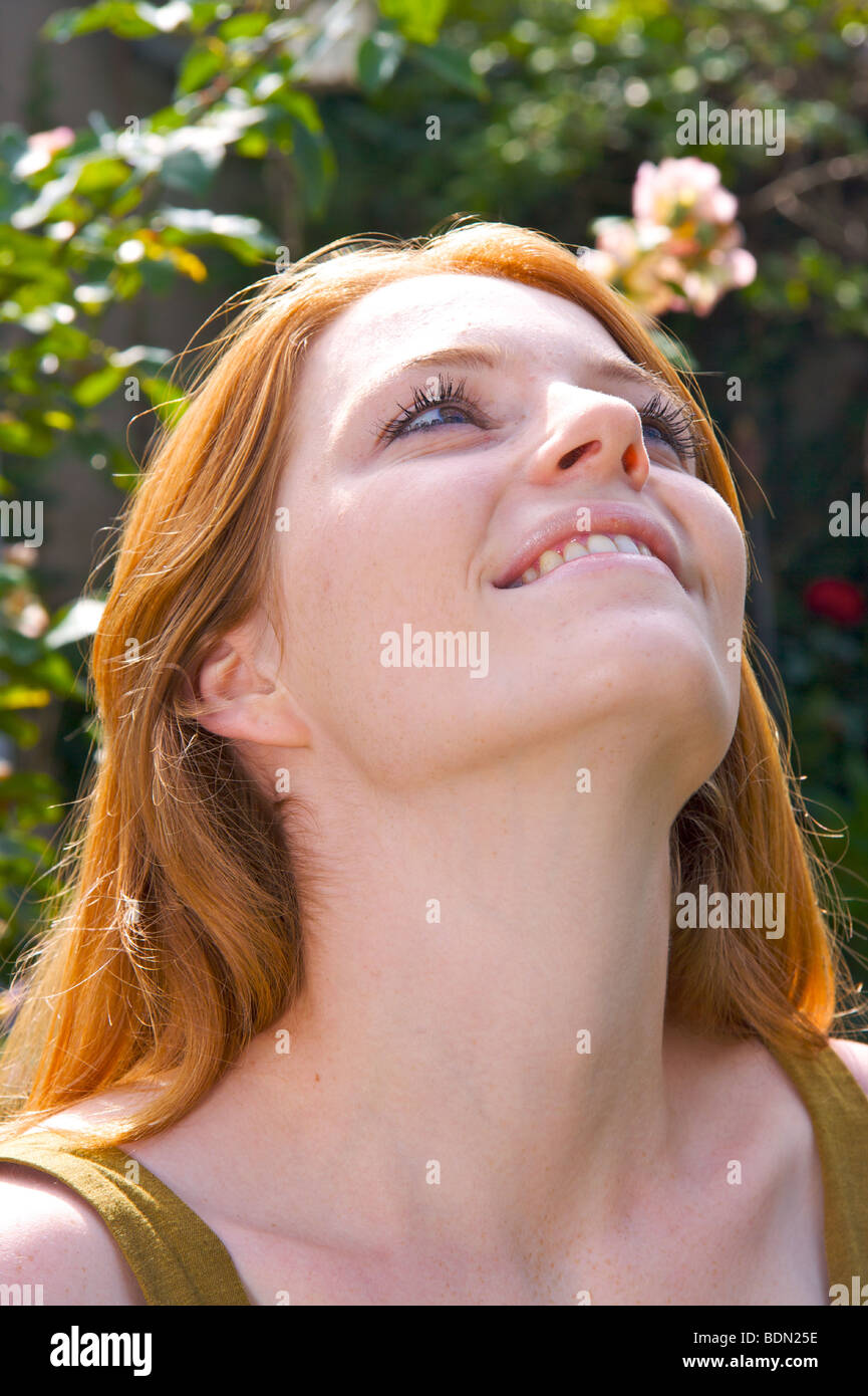 Junge Frau in einem Garten entspannen Stockfoto