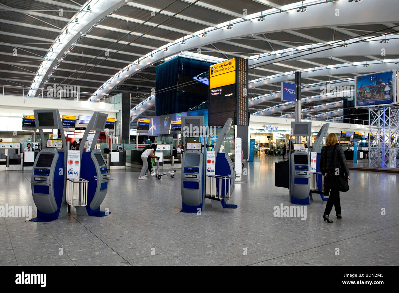 Frau zu Fuß Vergangenheit self-Service check-in Maschinen Heathrow Terminal 5 Stockfoto