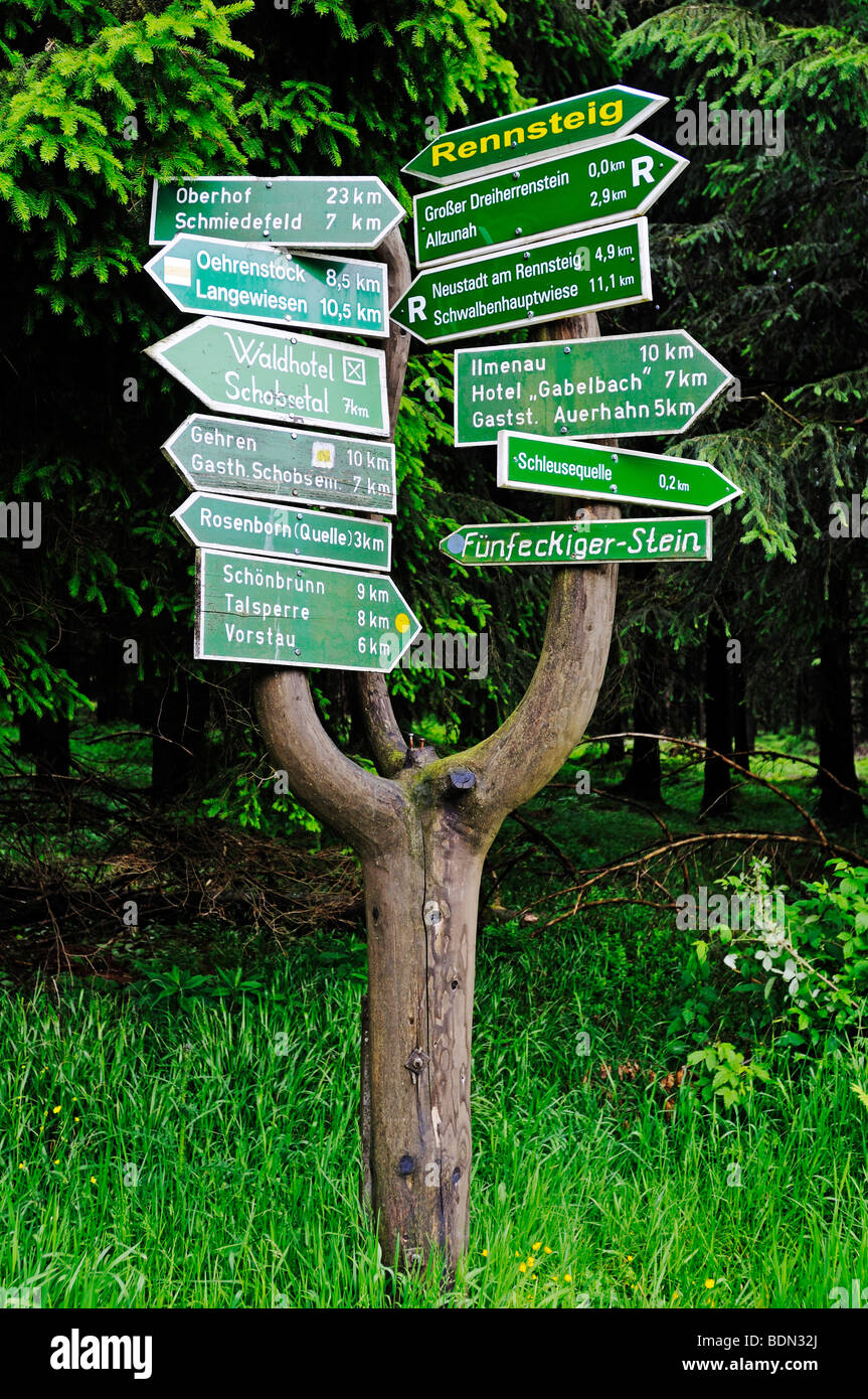Melden Sie mit Anweisungen für Wanderer, Rennsteig, Thüringer Wald, Thüringen, Deutschland, Europa Stockfoto