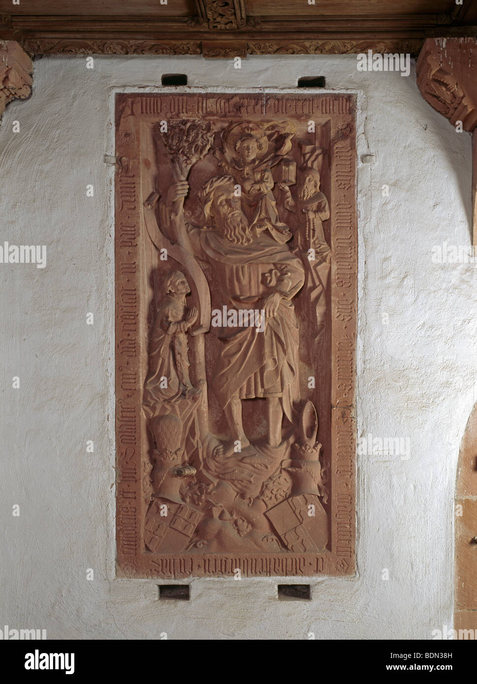 Aschaffenburg, Stiftsbasilika, Kreuzgang, Epitaph des Johann von Kronberg Mit St. Christophorus Stockfoto