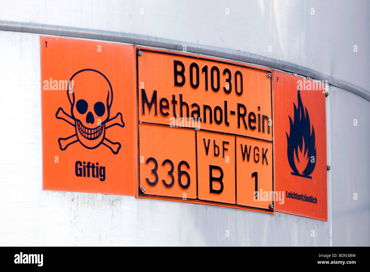Warnschild, Methyl, giftig, Leichtentzündlich, an das Tanklager des Pharmaunternehmens Boehringer Ingelheim GmbH, Ingele Stockfoto