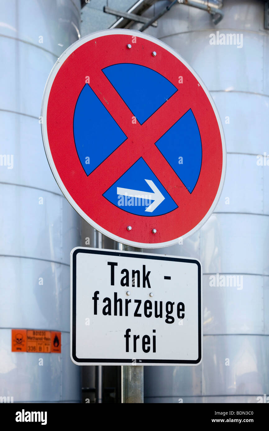 Verkehrszeichen, Haltestelle Einschränkung, Tankwagen erlaubt, das Tanklager des Pharmaunternehmens Boehringer Ingelheim G Stockfoto