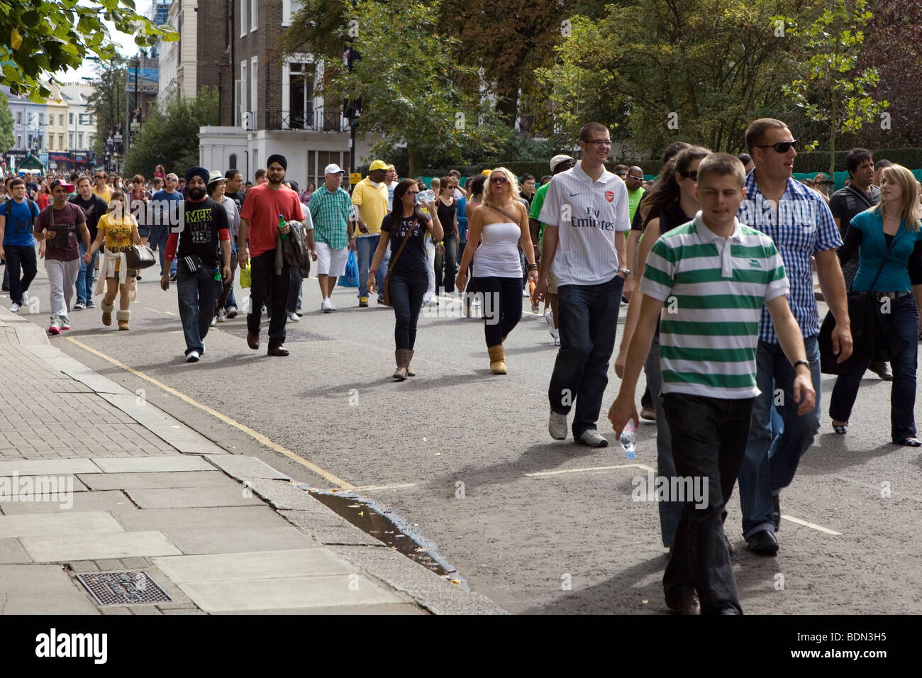 Massen zu Fuß zum Notting Hill carnival Stockfoto