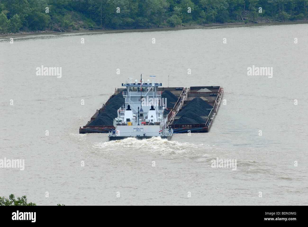 Ein Push-Boot führt ein Lastkahn auf dem Ohio River in Cincinnati, Ohio Stockfoto