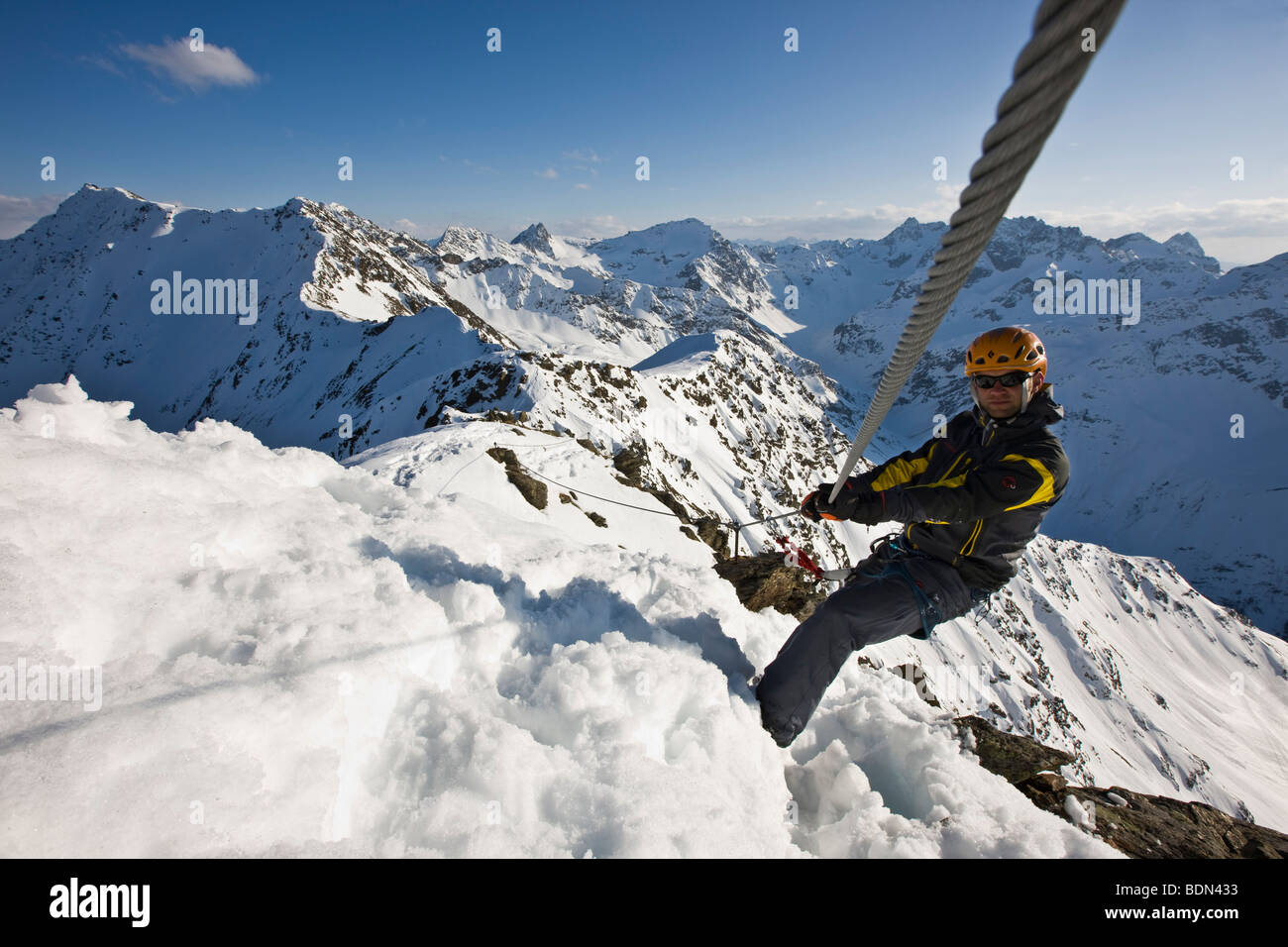 Gesicherte Bergsteiger auf einem Klettersteig in den hohen Bergen im Winter Arlberg, Verwallgruppe Bergkette, Nordtirol, Tyro Stockfoto