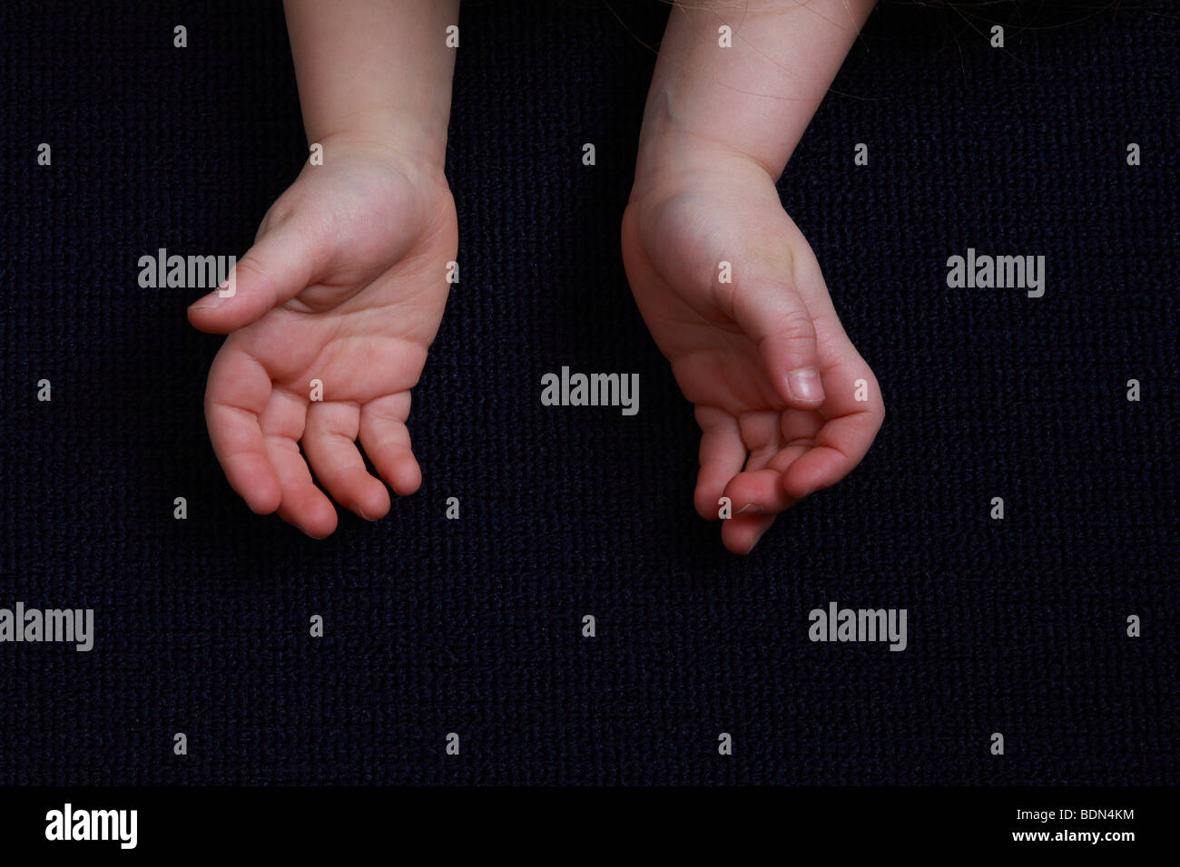 Hand Eines Überraschungsgast Hand von einem Kind 5 Finger 5 Finger deutsche Daumen Empfangen erhalten Handfläche Hände Fingerkuppen Finger-Tip Han Stockfoto