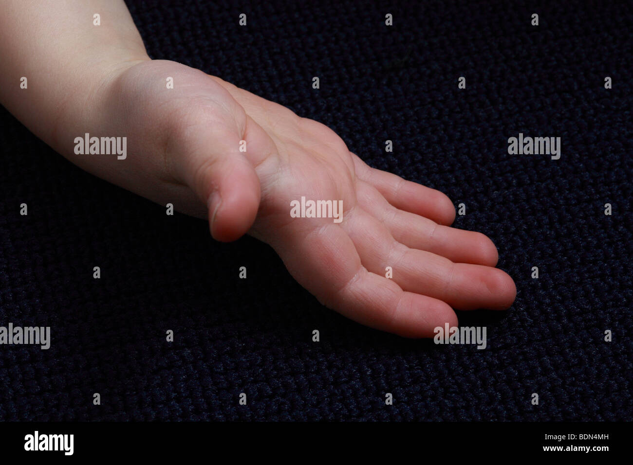 Hand Eines Überraschungsgast Hand von einem Kind 5 Finger 5 Finger deutsche Daumen Empfangen erhalten Handfläche Hände Fingerkuppen Finger-Tip Han Stockfoto