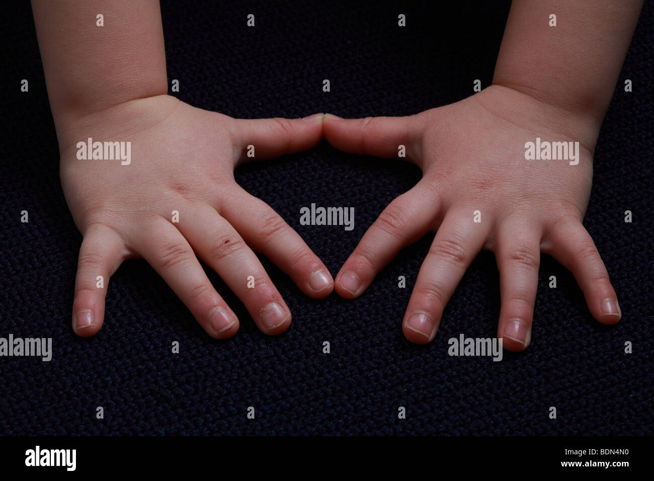 Hand Eines Überraschungsgast Hand eines Kindes 5 Finger 5 Finger deutsche Daumens Handfläche Hände Fingerkuppen Fingerspitze Fingernägel Fingersp Stockfoto
