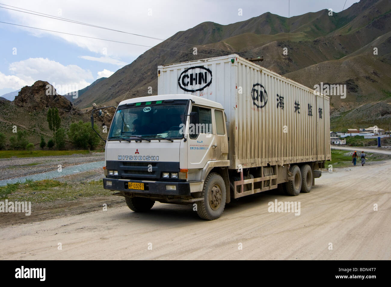 Chinesische LKW mit chinesischen Einfuhren in Kirgisistan Stockfoto