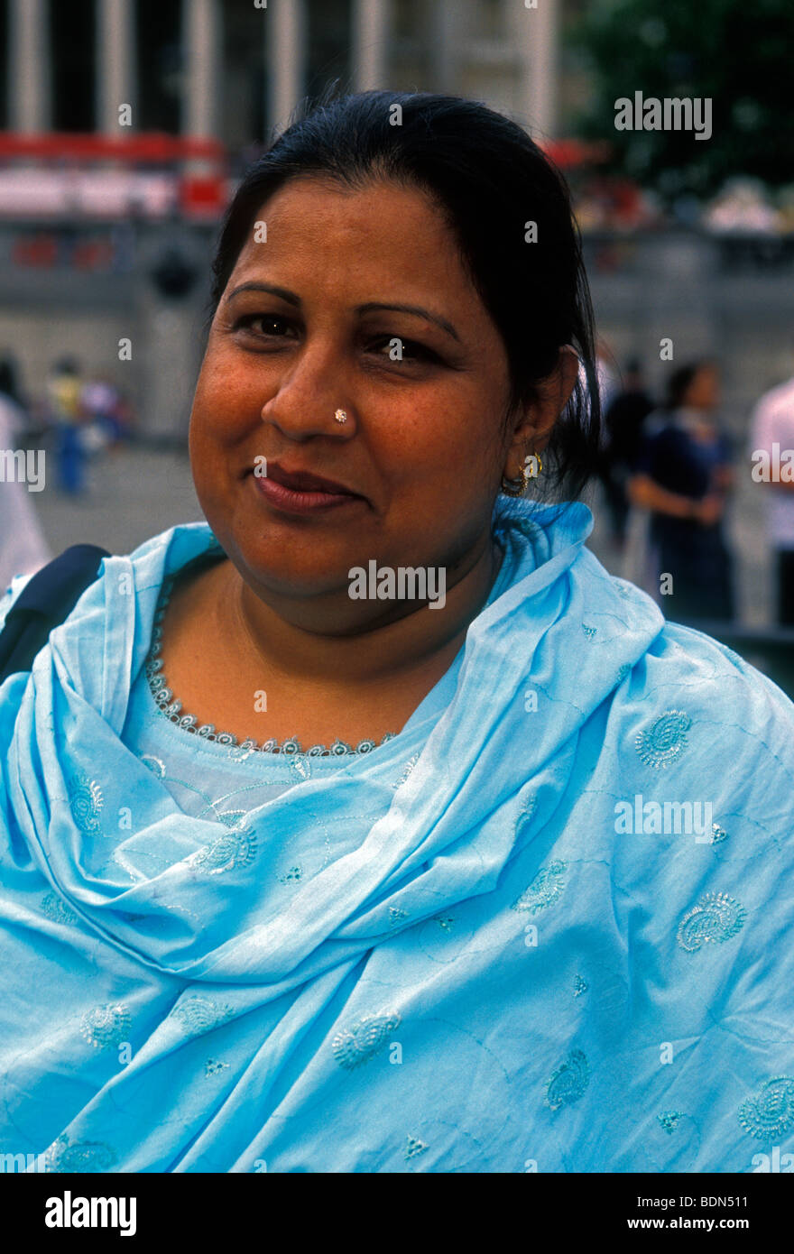 Pakistani-English Frau, politischer Protest, Demonstrant, Protestmarsch, PPP-politische Kundgebung, politische Kundgebung, Trafalgar Square, London, England Stockfoto