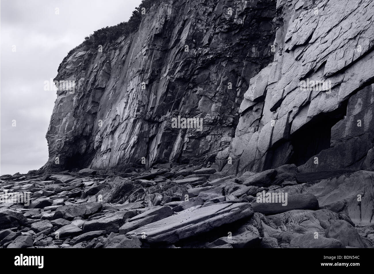 Schwarz / weiß Bild von steilen Felsen Felswand am Kap ' Wutanfall ' Bay Of Fundy New Brunswick, Kanada Stockfoto