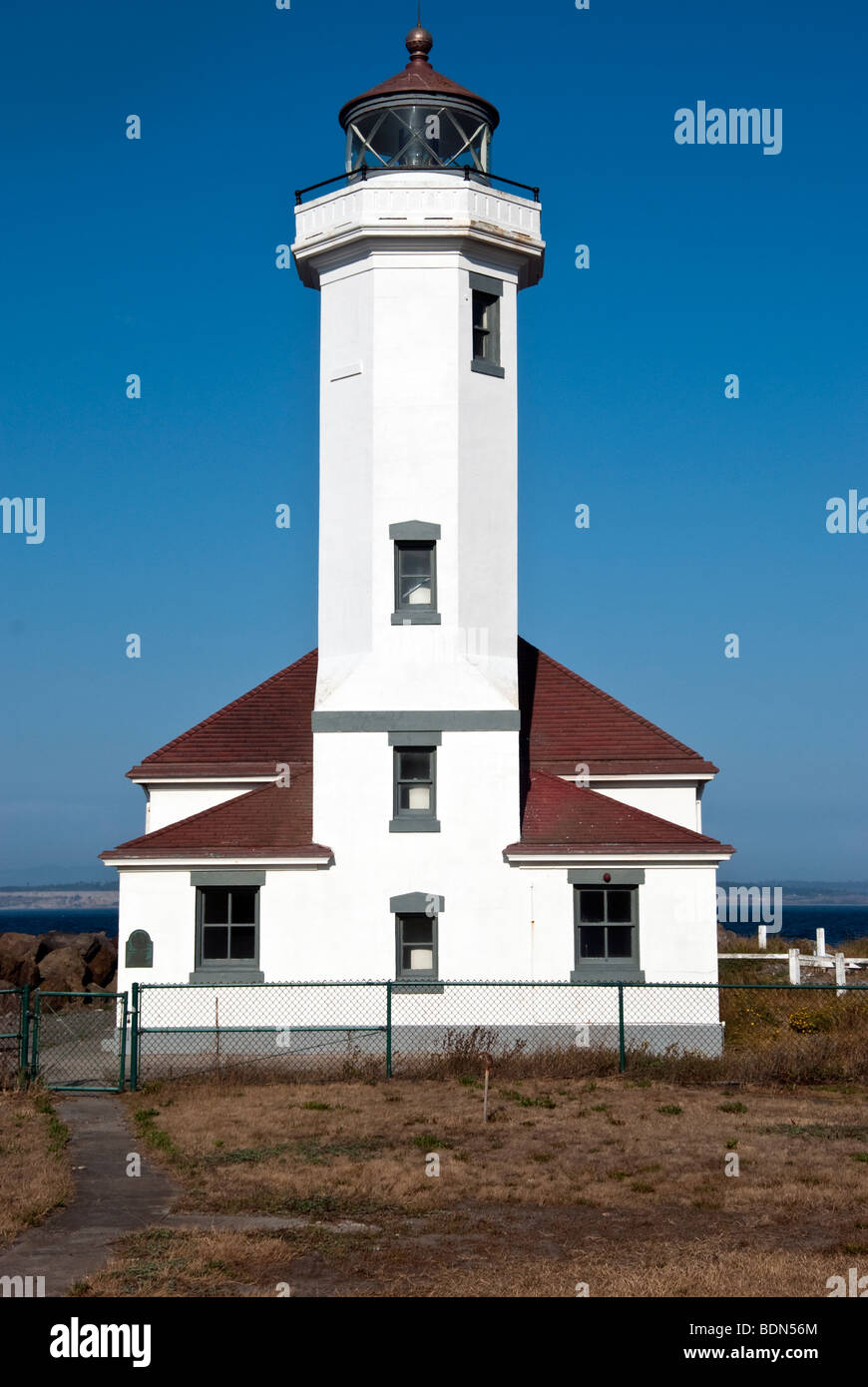 automatisierte unbesetzten Point Wilson Lighthouse bewachen den Eingang zum Puget Sound Port Townsend, Washington Stockfoto