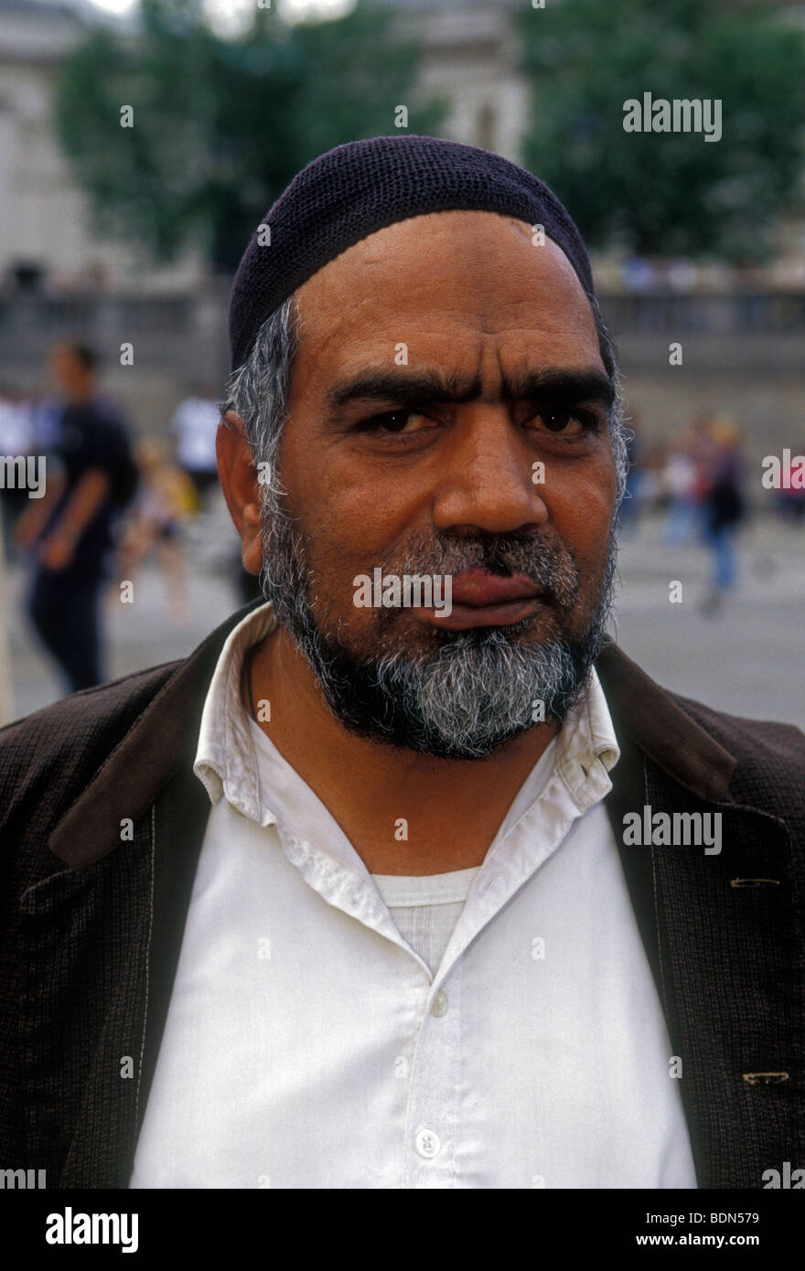 Pakistani-English Mann, politischer Protest, Demonstrant, Protestmarsch, PPP-politische Kundgebung, politische Kundgebung, Trafalgar Square, London, England Stockfoto