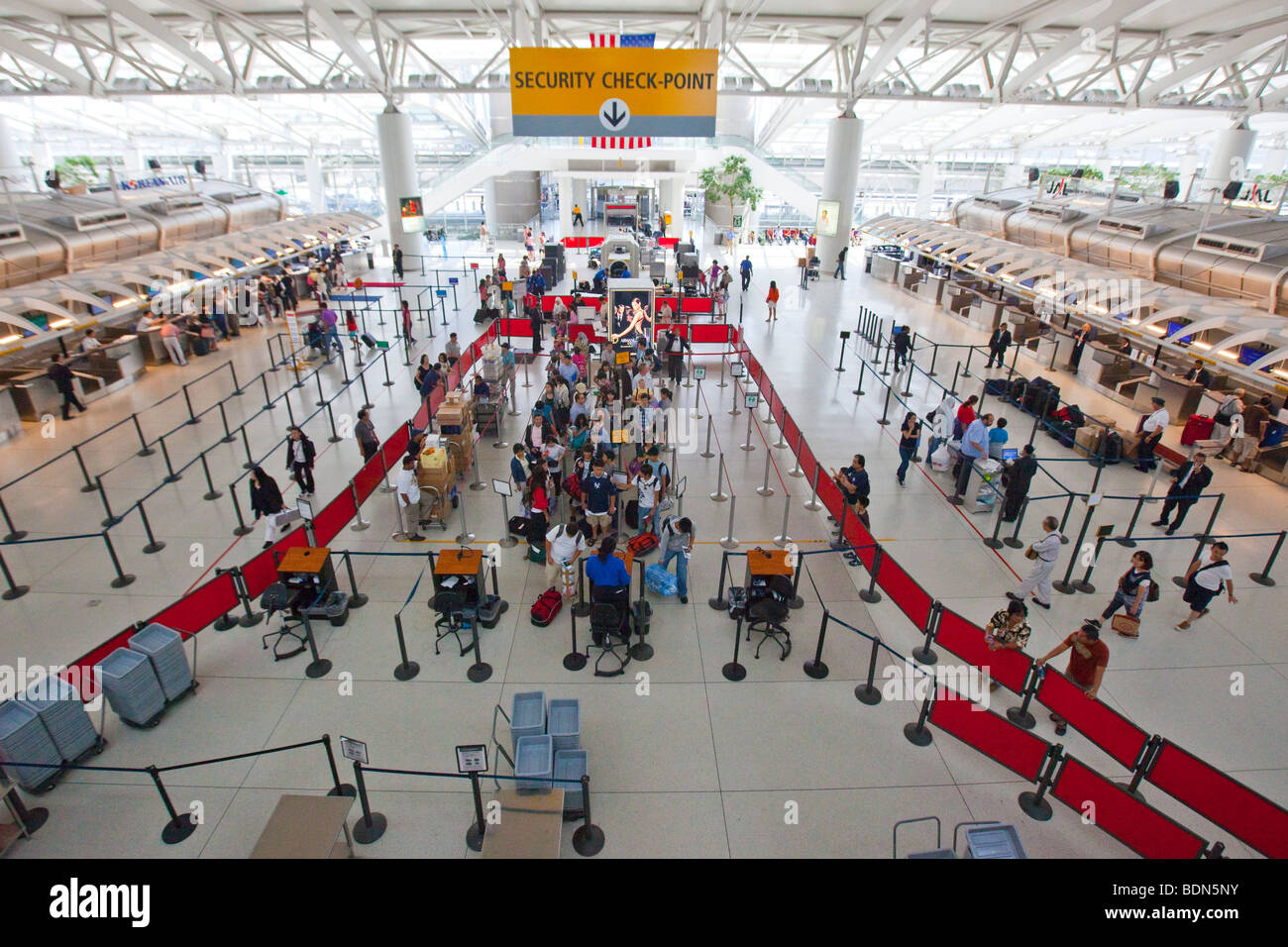 Sicherheit Prüfpunkt innen JFK International Airport in New York Stockfoto