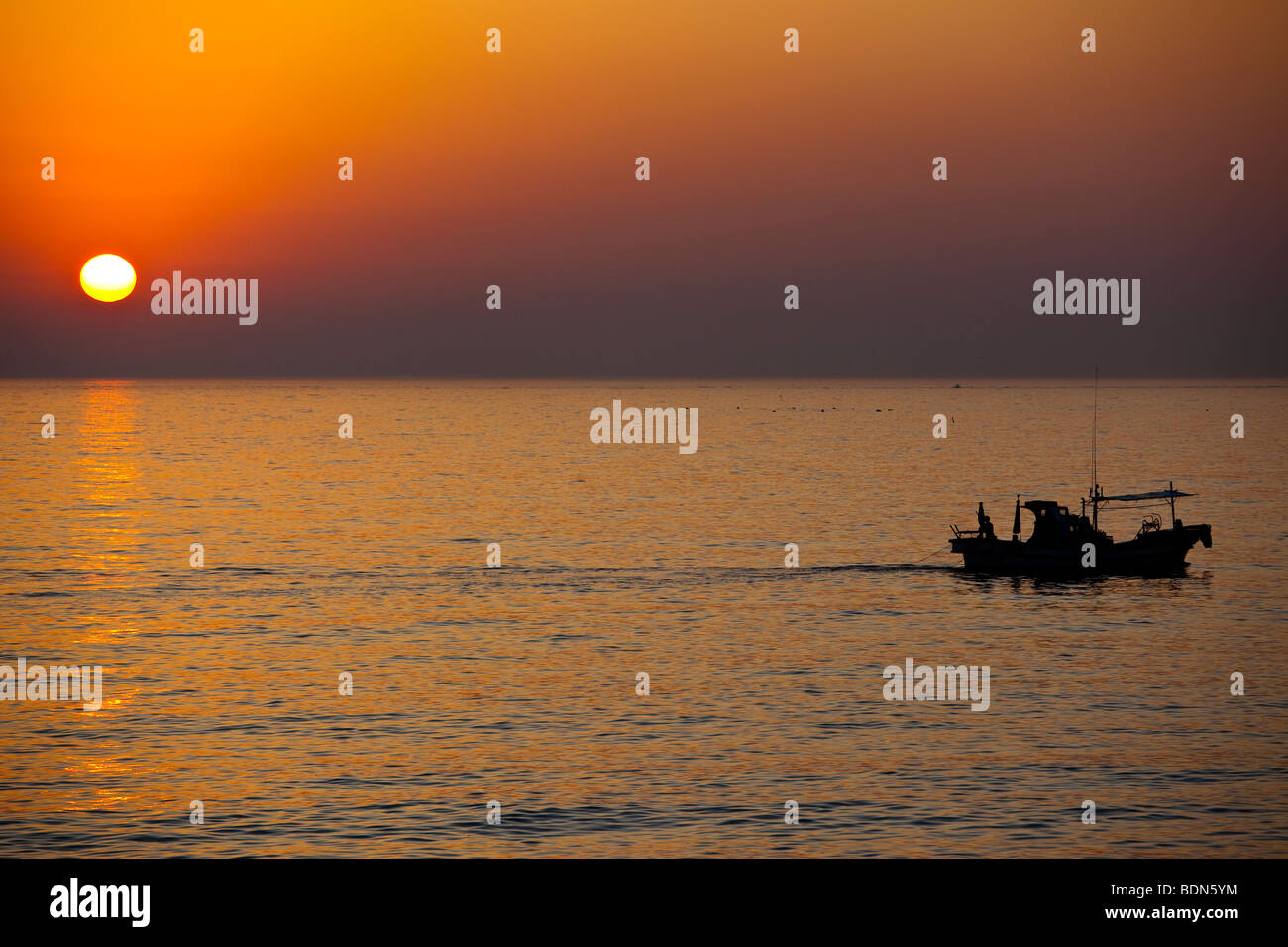 Angeln von Boot und Sonnenaufgang am Meer in Sokcho in Gangwondo Provinz South Korea Stockfoto